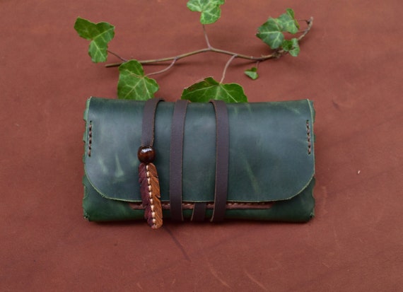 blague a tabac en cuir vert plume et pochette a filtre