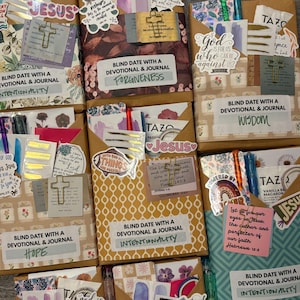 K&ouml;nnte beinhalten: Eine Sammlung von verpackten Andachtsjournalen mit dekorativen Aufklebern und Stiften. Jedes Journal ist mit einem Thema wie "Vergebung", "Weisheit" und "Absicht" versehen. Die Journale sind mit Kreuzen und inspirierenden Zitaten verziert.