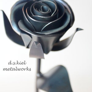 Intertwined Steel Roses: Anniversary Metal Flower Sculpture image 3