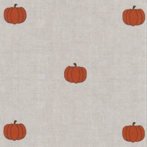 Può includere: Un tessuto beige chiaro con un motivo ripetuto di zucche arancioni. Ogni zucca è bordata di nero e ha un piccolo gambo marrone scuro. Le zucche sono uniformemente distanziate sul tessuto.
