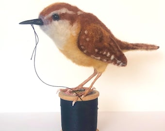 Wren na szpuli - Rzeźba z filcu igłowego