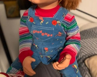 Custom Made Kostüm Pullover Chucky Film Doll Kinderspiel Replica Buddi Latzhose Manschetten Buddi Doll Kostüm “Good Guys” LESEN SIE DIE BESCHREIBUNG