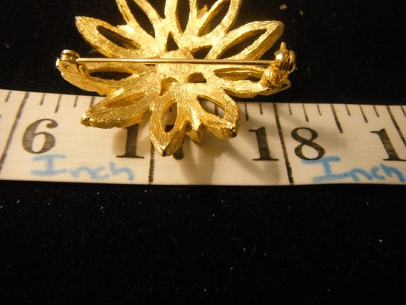 Vintage Golden Daisy Brooch with Faux Pearl Cente… - image 6