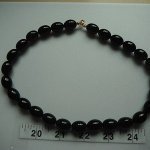 Designer &quot;Trifari&quot; Colar oval de plástico preto com contas de 18 polegadas, tom dourado! Assinado!