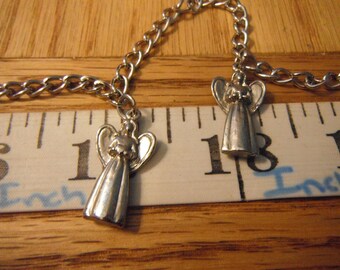 Pulsera con dijes de ángel: dijes de protección en tono plateado, 19 cm