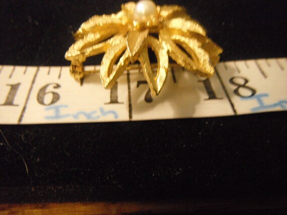 Vintage Golden Daisy Brooch with Faux Pearl Cente… - image 4