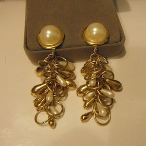 Dangling Pear Shaped Faux Pearl, Golden Rings & Pear Shaped Cluster Accent Clip-on Earrings