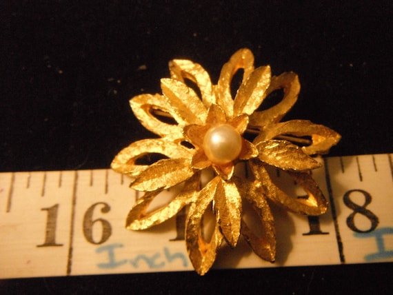 Vintage Golden Daisy Brooch with Faux Pearl Cente… - image 1