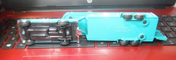 ERTL 1:64 Teal Blue and Silver Truck & Horse Trailer, ERTL