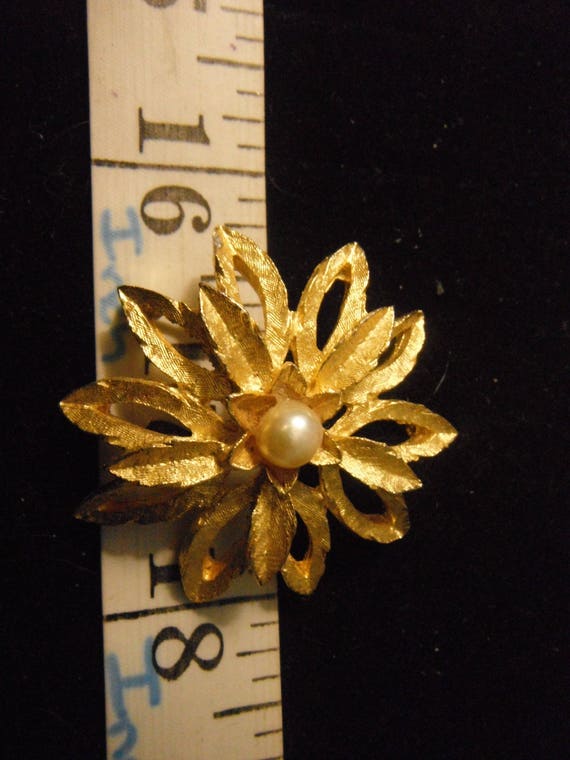 Vintage Golden Daisy Brooch with Faux Pearl Cente… - image 2