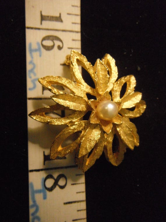 Vintage Golden Daisy Brooch with Faux Pearl Cente… - image 3