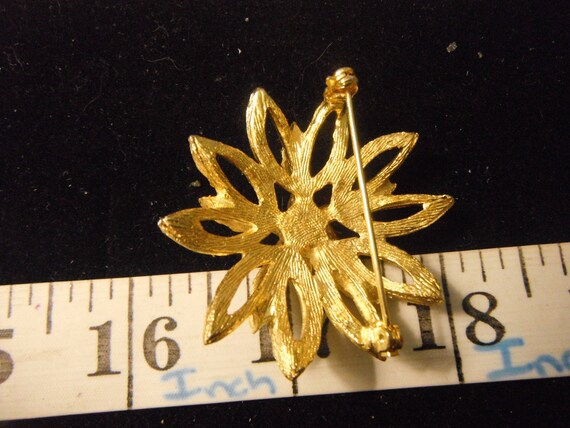Vintage Golden Daisy Brooch with Faux Pearl Cente… - image 8