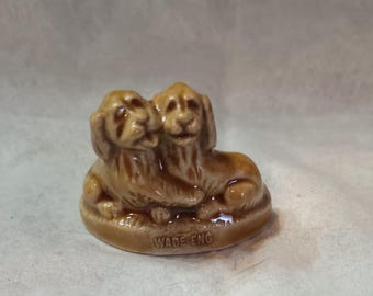 Figura de cachorros de porcelana de Wade England: pareja de perros en miniatura