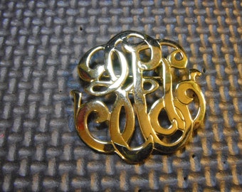 Broche monogramme fantaisiste, ton doré