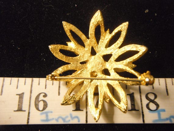 Vintage Golden Daisy Brooch with Faux Pearl Cente… - image 7