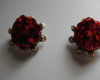 Boucles d'oreilles Clips en Lucite rouge et ton Doré, époque 1950's-60...