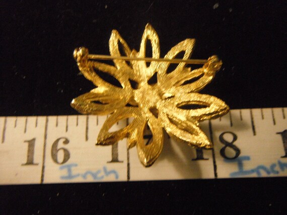Vintage Golden Daisy Brooch with Faux Pearl Cente… - image 5
