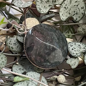 Pendant in carved Mentogochol Obsidian and silver metal, “Yin Yang”.