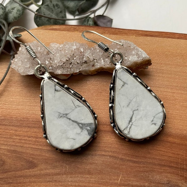 Natural Howlite earring in silver