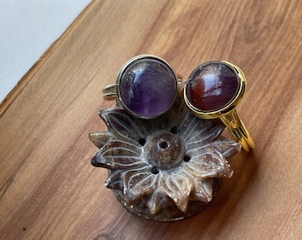 Amethistring, verstelbare band, zilver of goudkleurig metaal, "Van Spiritualiteit"