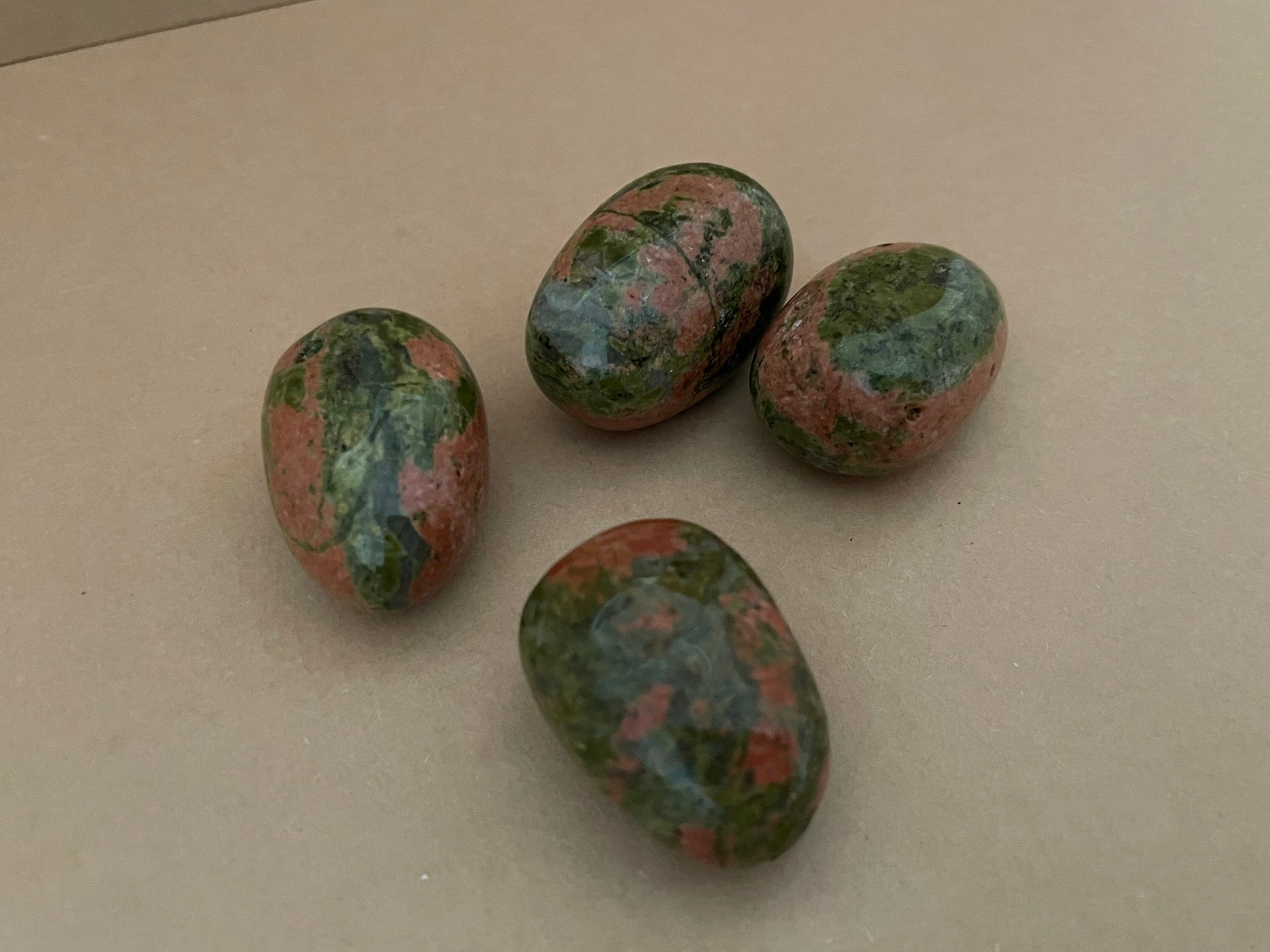 Pierre Ronde de Unakite ou Epidote