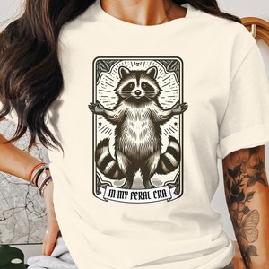 Vintage In My Feral Era Raccoon Tarot Card T-shirt, Boho Animal, Mystieke Raccoon Tee, Geschenken die hard gaan, Geestige Natuur Tee, Raccoon Lover