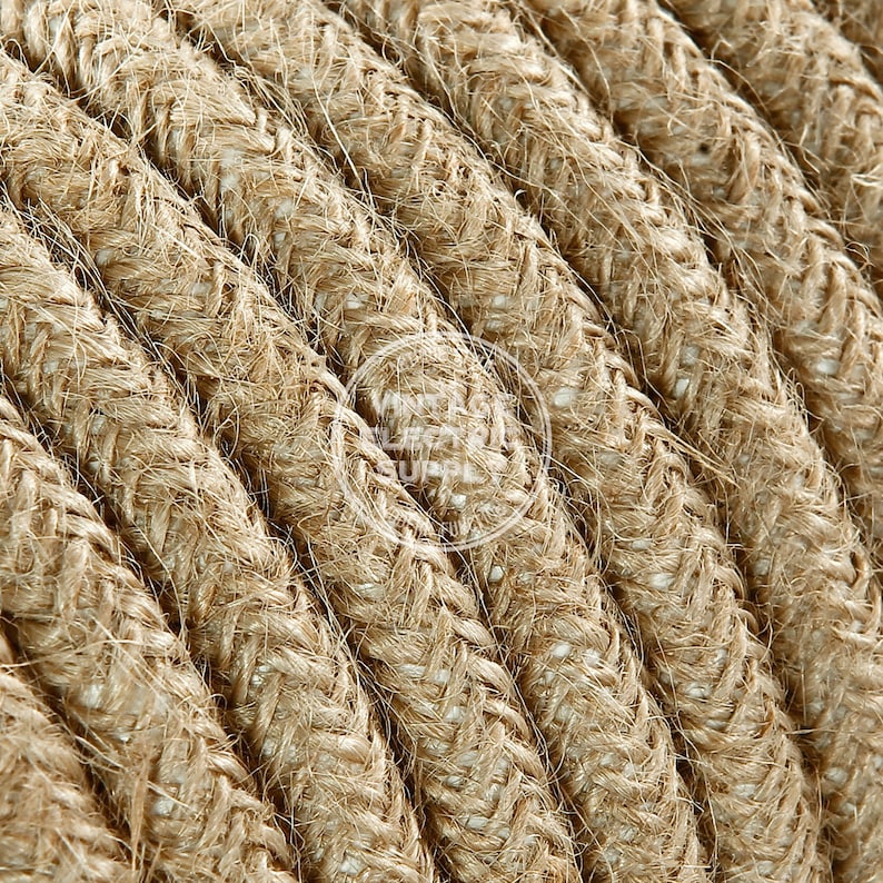 Puede incluir: Primer plano de un cord&oacute;n de yute natural, un cable el&eacute;ctrico trenzado de color beige. El cord&oacute;n est&aacute; hecho de fibras naturales y tiene un aspecto r&uacute;stico.