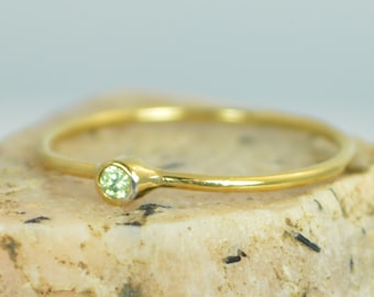 Anillo de peridoto diminuto, anillo de apilamiento de peridoto, anillo de peridoto de oro sólido de 14 k, anillo de madres de peridoto, piedra de nacimiento de agosto, peridoto de oro delicado