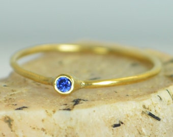 Anillo de zafiro pequeño, anillo de apilamiento de zafiro, anillo de zafiro de oro sólido de 14 k, anillo de madres de zafiro, piedra de nacimiento de septiembre, anillo de zafiro de oro