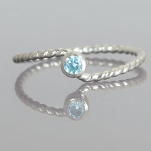 Anillo de olas, Anillo de olas de plata, Anillo de aguamarina para madres, Piedra de nacimiento de marzo, Anillo de plata torcida, Anillo único para madres, Anillo de aguamarina, Marzo