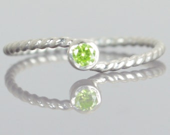 Wave Ring, Silver Wave Ring, Peridot Mothers Ring, August Birthstone Ring, Silver Twist Ring, Unique Mother's Ring, Peridot Ring, August