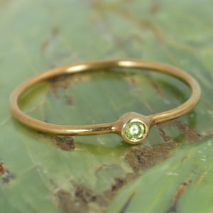 Anillo de peridoto diminuto, oro rosa sólido de 14 k, anillo de agosto, anillo de peridoto, anillo de oro rosa, anillo delicado, peridoto delicado, anillo de madre, Alari imagen 1