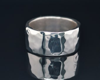 Bande de mariage martelée en argent sterling massif de 10 mm de large, large bague en argent sterling .925, bague de mariage rustique, bague en argent lourd, gravure gratuite