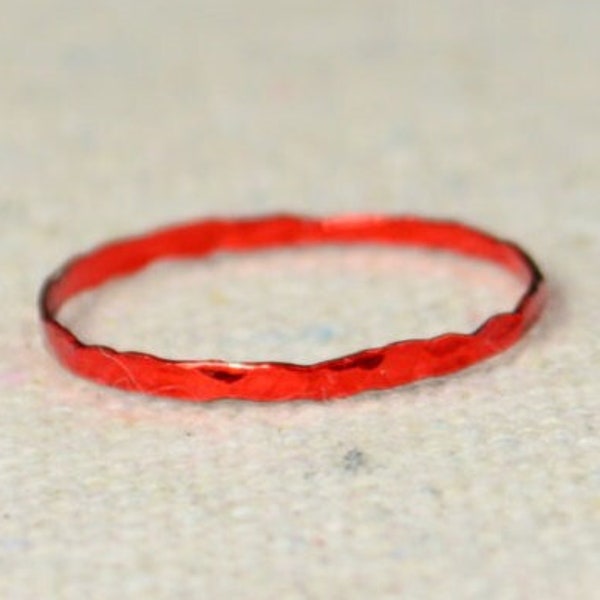 Super dünner roter silberner stapelbarer Ring (e), roter Ring, Stapelringe, rote Stapelringe, roter Schmuck, dünner roter Ring, Rot, Band