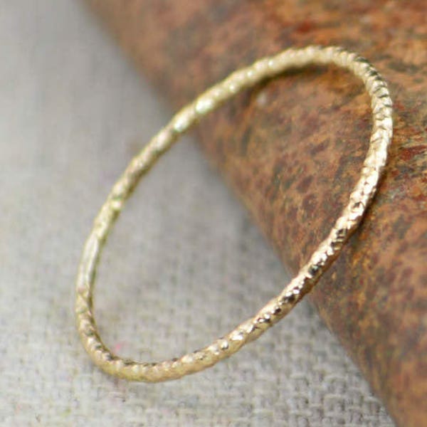 Dünner runder facettierter 14k Gold Fill Ringe, zierlicher Goldring, Minimal Goldring, Gold Stapelring, stapelbare Ringe, Minimalringe, modern