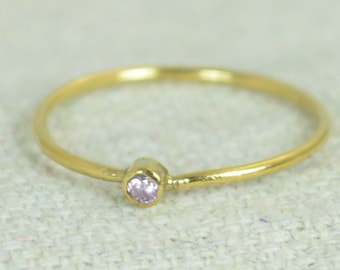 Petite bague en tourmaline rose, bague en tourmaline remplie d'or, bague d'empilage en tourmaline rose, bague mère rose, pierre de naissance d'octobre, bague en tourmaline