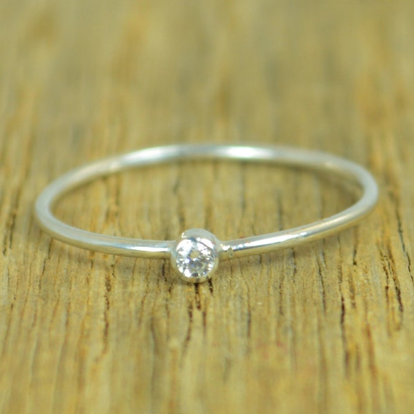 Petite bague en diamant, diamant CZ blanc, bague en diamant, bague d'empilage, pierre de naissance d'avril, bague en diamant minimale, bague en diamant Dainty, bague de la mère