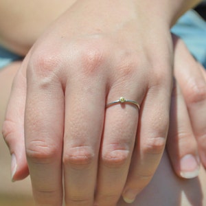 Tiny Peridot Ring, Peridot Stacking Ring, Witgouden Peridoot Ring, Peridoot Moeders Ring, Augustus Birthstone, Dainty Gold Peridoot, Massief Goud afbeelding 2