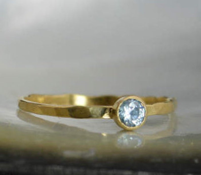 Delicado anillo de aguamarina de oro sólido de 14 k, solitario de oro, anillo solitario, oro sólido, piedra de nacimiento de marzo, anillo de madres, banda de oro sólido, oro imagen 2