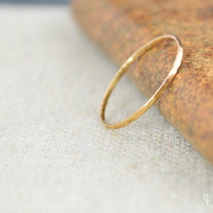 Thin Rose Gold Stacking Ring in Solid 10k,14k, or 18k, Hammered 1mm Wedding Band, Faceted Shiny Finish, Ideal Gift for Wife imagem 8
