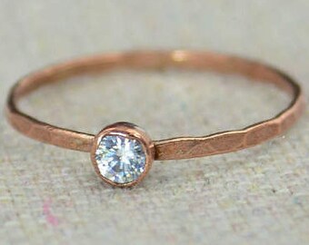 Dainty Copper CZ Diamond Ring, Hammered Copper, CZ Diamond Jewelry, CZ Diamond Mothers Ring, Aprils Birthstone, Gioielli in rame, Rame puro