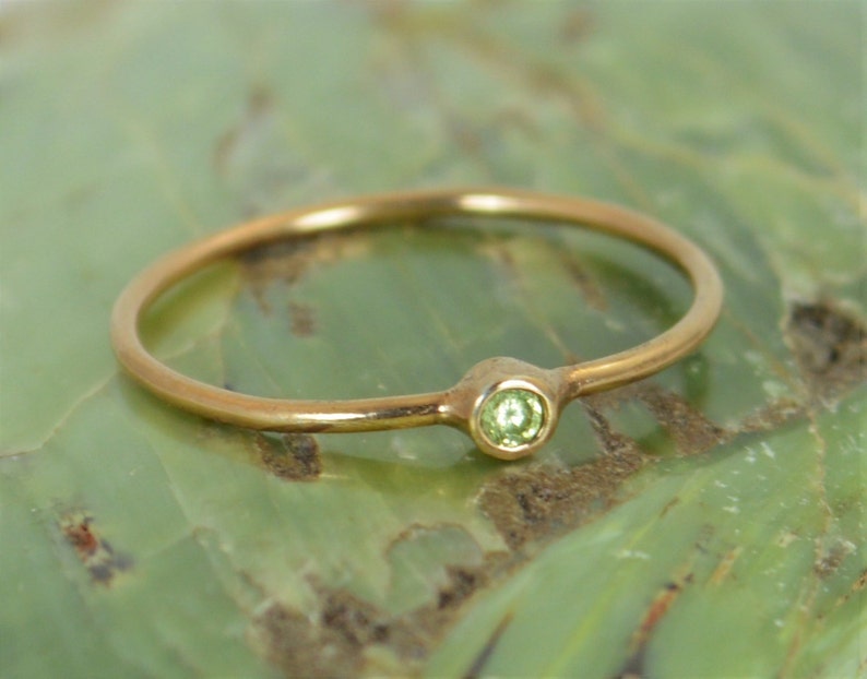 Anillo de peridoto diminuto, oro rosa sólido de 14 k, anillo de agosto, anillo de peridoto, anillo de oro rosa, anillo delicado, peridoto delicado, anillo de madre, Alari imagen 1