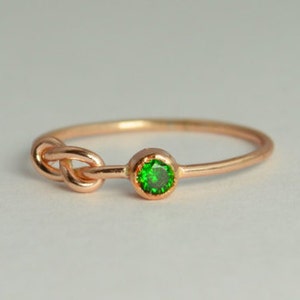 14k Rose Gold Emerald Infinity Ring, 14k Rose Gold, Stackable Rings, Mothers Ring, May Birthstone, Rose Gold Infinity, Rose Gold Knot Ring imagem 1