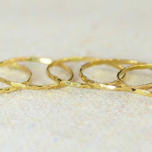 Set von 10 super dünnen 14k Gold stapelbare Ringe, 14k Gold gefüllt, Stapelringe, einfacher Goldring, gehämmerte Goldringe, zierlicher Goldring Bild 3