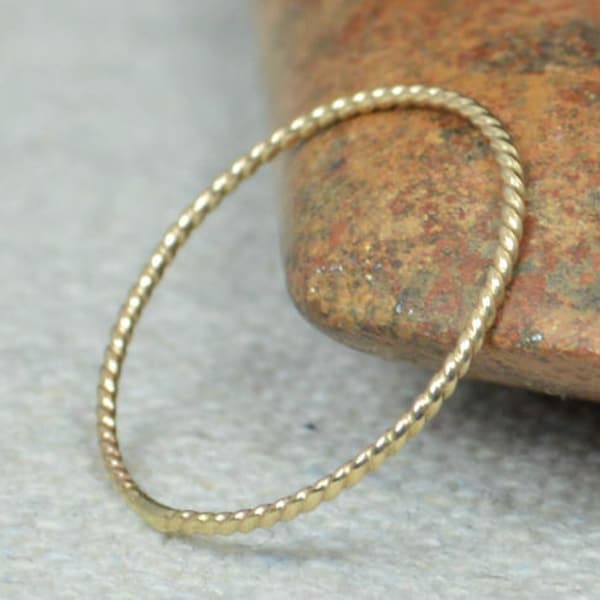 CLASSIC GOLD TWISTED THIN BAND RING main image 1