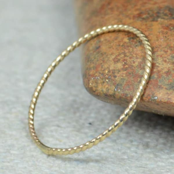 Dünner massiver 14k Gold Twist Stapelbare Ring(e), Stapelringe, Zierliche Goldring, Massivgoldring, Goldringe, Dünner Eleganter Massivgoldring