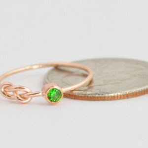 14k Rose Gold Emerald Infinity Ring, 14k Rose Gold, Stackable Rings, Mothers Ring, May Birthstone, Rose Gold Infinity, Rose Gold Knot Ring imagem 3