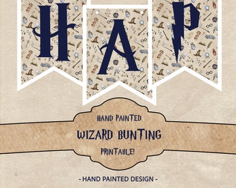 Può includere: Festone a tema mago stampabile con le lettere "HAP" in blu navy su uno sfondo beige con un motivo di oggetti da mago. Il testo "HAND PAINTED WIZARD BUNTING PRINTABLE!" è sotto il festone. Il testo "FULL ALPHABET AND NUMBERS 0-9 SO YOU CAN CUSTOMISE YOUR OWN BUNTING AND PRINT EXACTLY WHAT YOU NEED!" è sotto il testo.