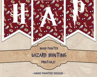 Può includere: Un set di banner stampabili con le lettere "HAP" visualizzate su bandierine. Le bandierine hanno uno sfondo bordeaux con motivi ripetuti di gufi, buste e occhiali. Lo striscione è intitolato "Wizard Bunting".