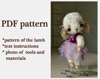 Op de afbeelding: PDF-patroon voor het maken van een wit lammetjes knuffeldier met een paarse tutu. Het patroon bevat instructies en foto's van de benodigde gereedschappen en materialen.